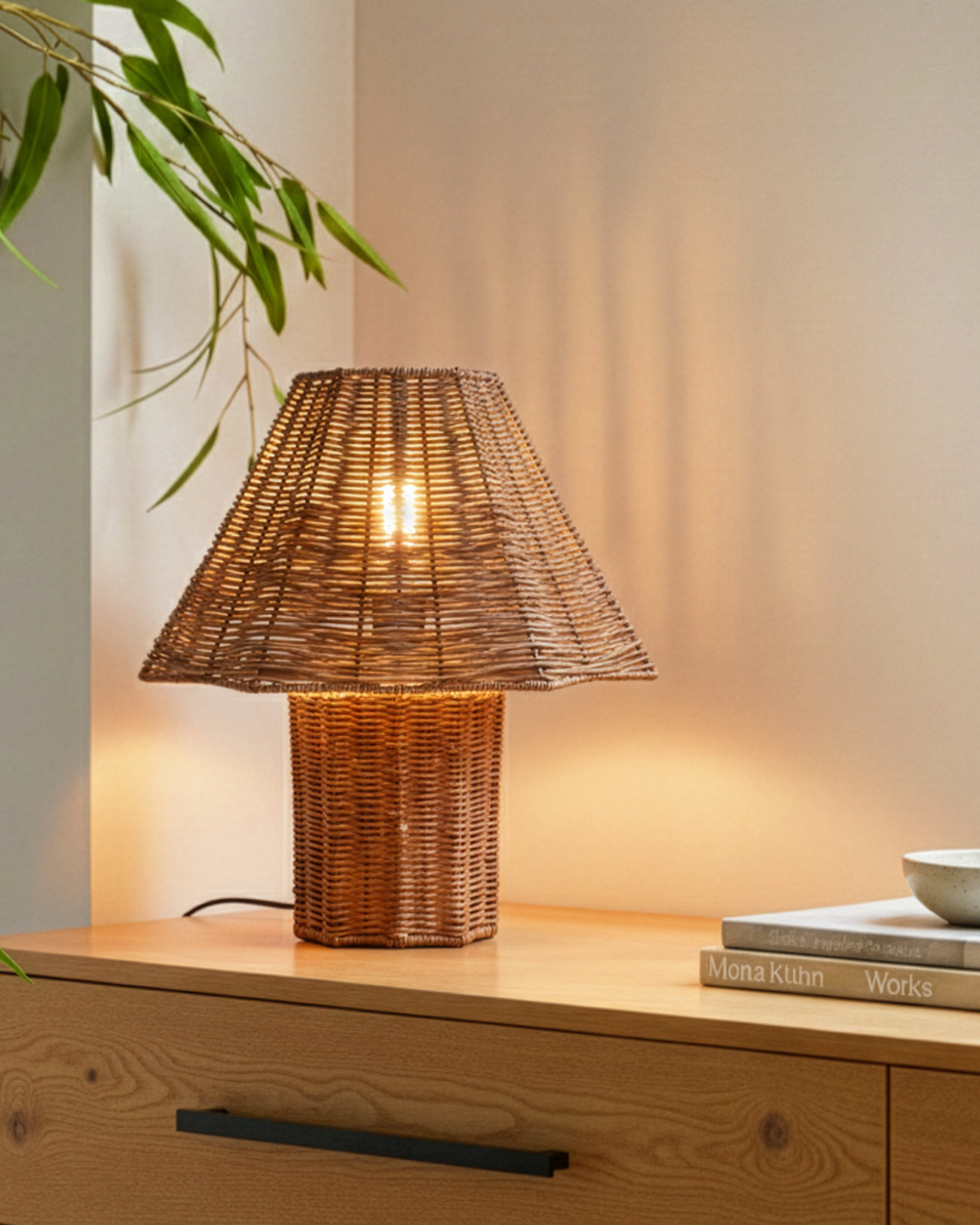 Brightech_LeonTableLamp_Rattan_Brown.png