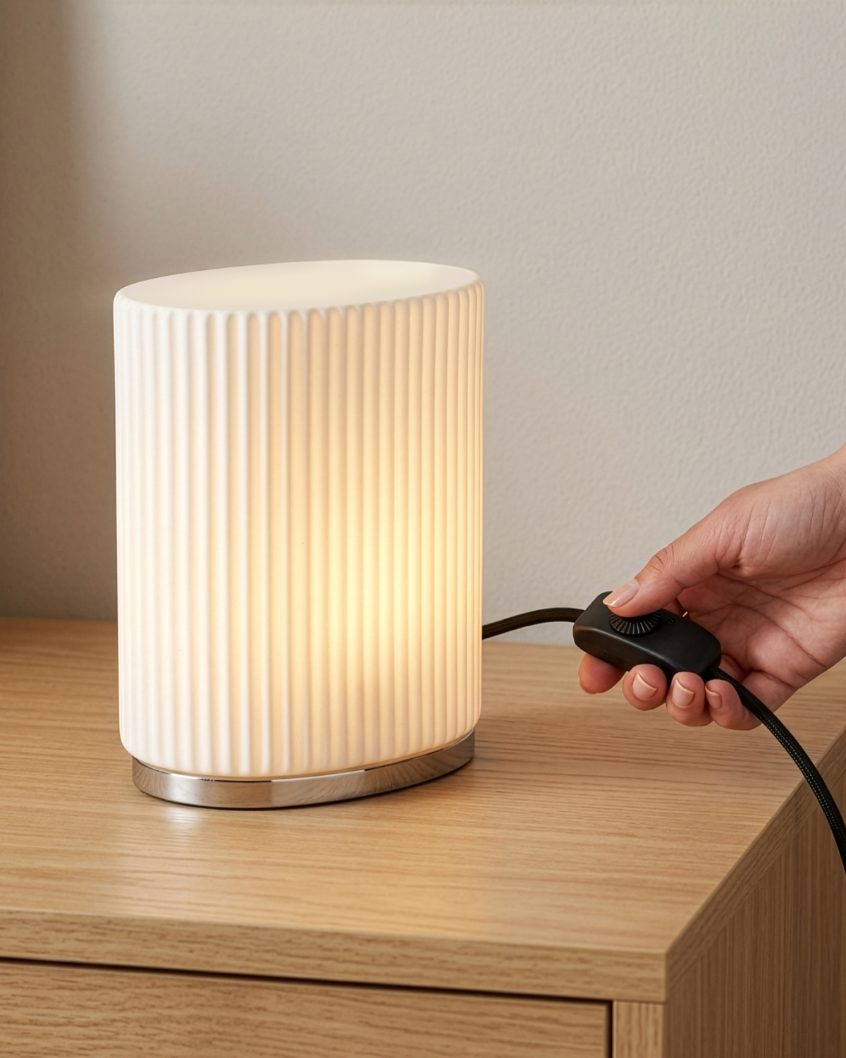 Brightech_Lumi_Table_Lamp_Glass_Chrome5.png